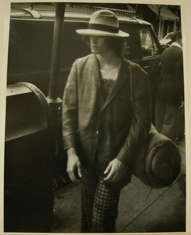 © Estate of Leon Levinstein.  Image courtesy Michael C. Carlos Museum, Emory University.